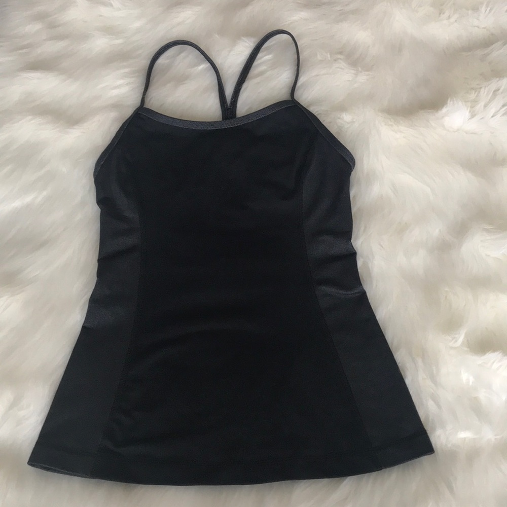 ▪️Under armour  racer back top